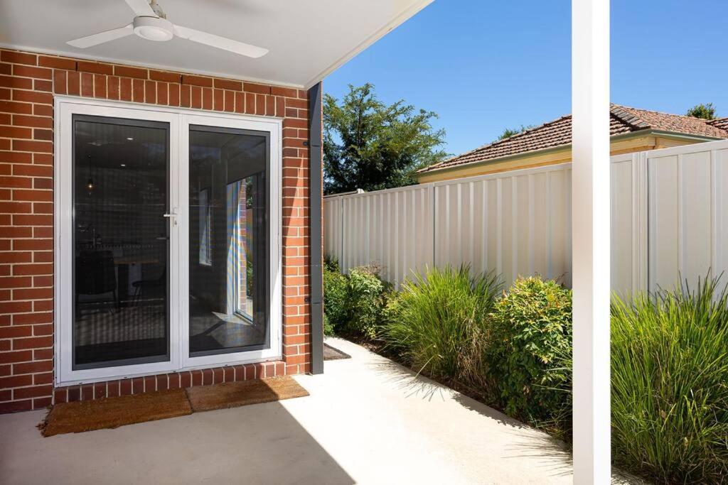 Villa Stylish Urban Getaway In The Heart Of The City Wagga Wagga Exterior foto